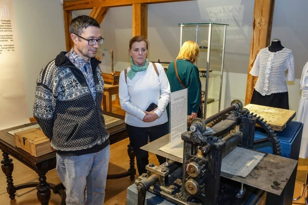 Viimane päev vaadata Ventspilsi muuseumi kogust pärit rahvuslikku eneseteadvust kujundavat näitust „Drukāts Ventspilī“
