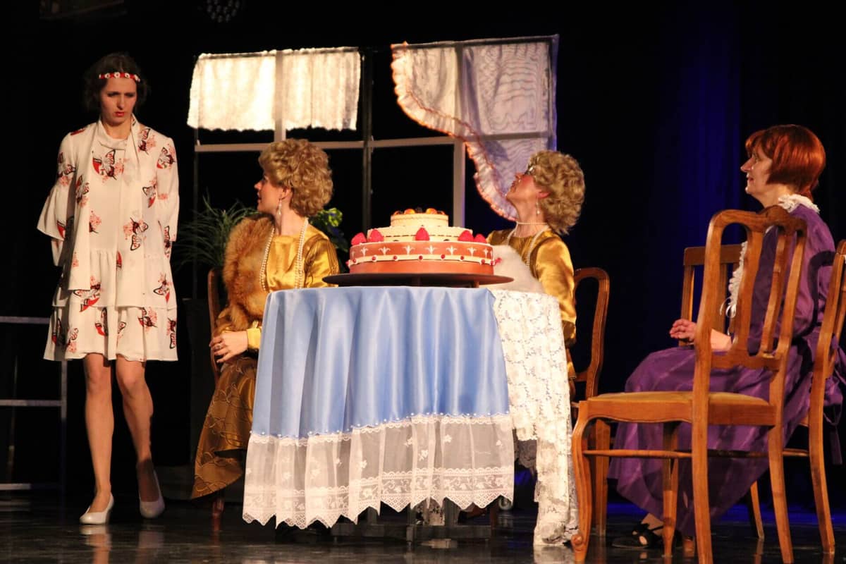 Teatrilavastus „Seitse vanapiigat”