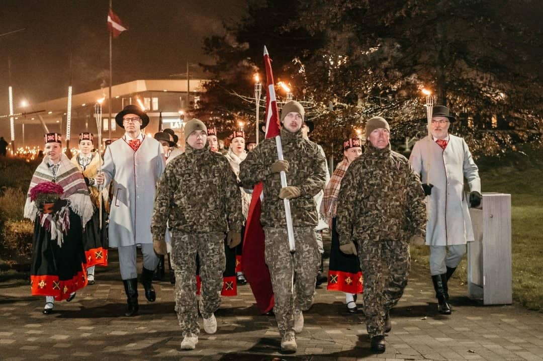 Lāčplēša päeva tõrvikurongkäik Suurelt väljakult
